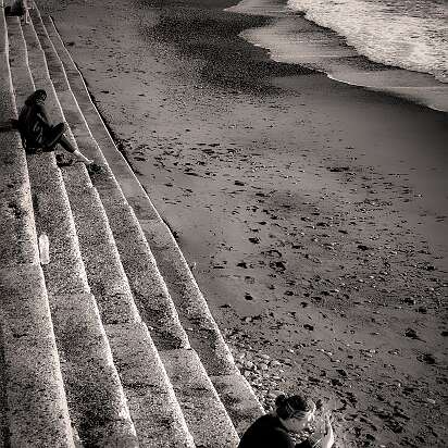 Сочи Задумчивые девушки на пляже.