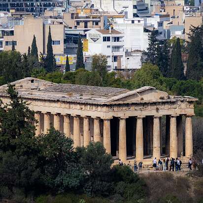 Афины И вот, после перелетов Сочи-Стамбул и Стамбул-Афины мы в Афинах. Ну и, разумеется, на следующий день мы побежали в/на Акрополь. Это фото сделано с середины...