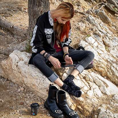 Афины, Акрополь, Ареопаг Загадочная девушка без ботинок сидящяя на Ареопаге .