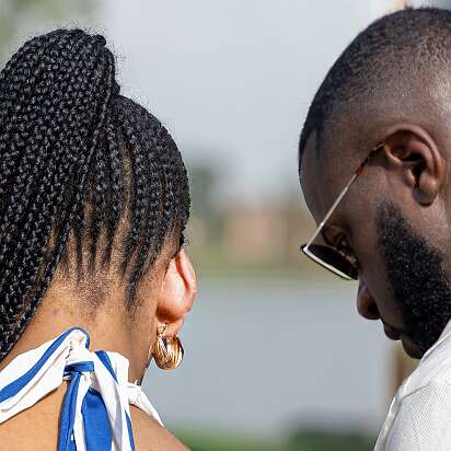 Афины, Акрополь Луч света в темном царстве. Никакого подтекста или насмешки над этими уважемыми посетителями Акрополя. Но очень уж ухо девушки отличалось по светимости от всего...