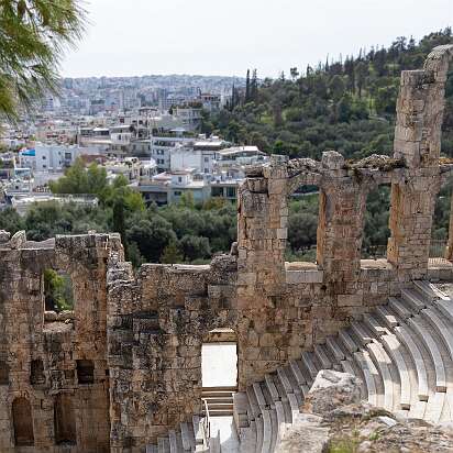 Афины, Акрополь И вот мы внутри. Театр кого-то, правая часть, на фоне города.