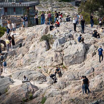 Афины, Акрополь Вид с подъема к собственно Акрополю на Ареопаг . Обсели, как мухи на мед...