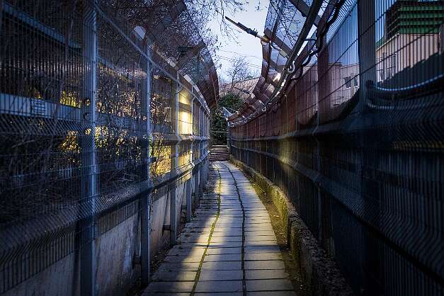 Ливадия, набережная В нескольких местах такой проход.